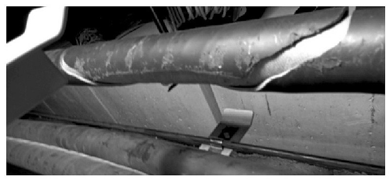 圖1 電纜外護套開裂 圖1 電纜外護套開裂